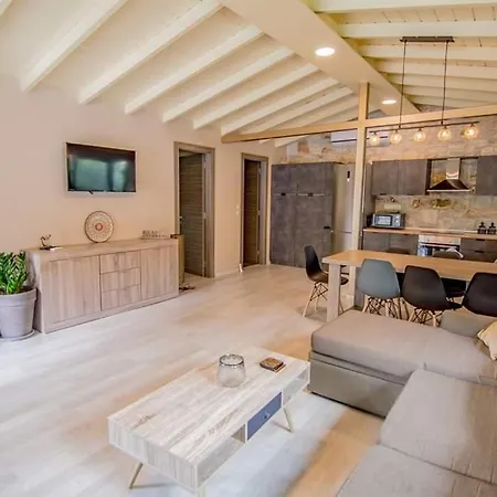 Ferienhaus Kastro Stone House *