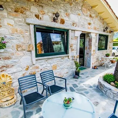 Kastro Stone House *